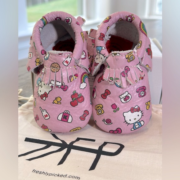 *RARE* Freshly Picked Fringed Soft Soles, “Hello, City!” Hello Kitty w/Box - Picture 3 of 6